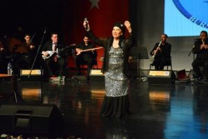 Bursa'da kanser hastalarına Bedia Akart&uuml;rk morali