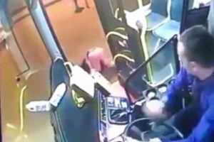 Seyir halindeki halk otob&uuml;s&uuml;nden d&uuml;şt&uuml;