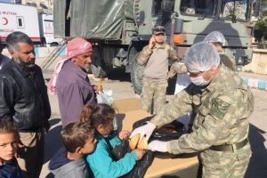 Mehmet&ccedil;ik ekmeğini Afrin halkıyla paylaşıyor