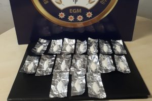 Bursa'da l&uuml;ks otomobilde torba torba esrar ele ge&ccedil;irildi!