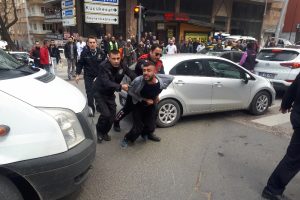 Sokak ortasında polise bı&ccedil;ak &ccedil;ektiler