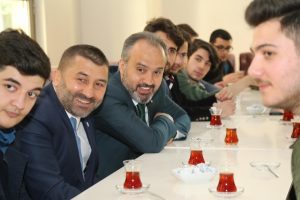 Bursa B&uuml;y&uuml;kşehir Belediye Başkanı Aktaş &uuml;niversitelilerle buluştu
