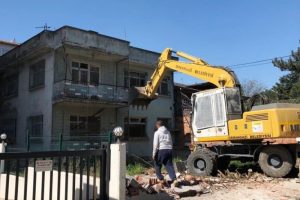 Bursa Osmangazi'de 2 katlı metruk bina yıkıldı
