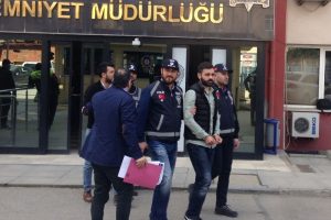 Annesine hakaret edenleri korkutmak isterken canından oldu