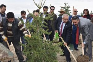 Y&uuml;z&uuml;nc&uuml; Yıl &Uuml;niversitesi'nde 10 bin fidan toprakla buluştu