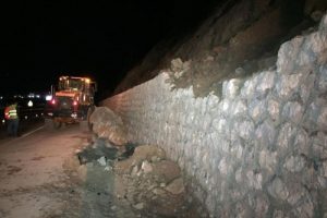 Karab&uuml;k'te yola d&uuml;şen dev kaya ulaşımı aksattı