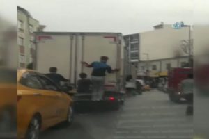 Trafikte &ouml;l&uuml;me meydan okuyan &ccedil;ocuklar kamerada!