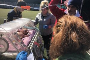 Ambulans helikopter Afgan bebek i&ccedil;in havalandı