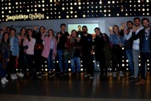 İşaret dilini &ouml;ğrenip sergi a&ccedil;tılar