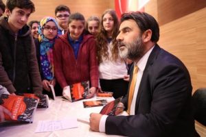 Mehmet Uluğt&uuml;rkan, Artvin'de &ouml;ğrencilerle buluştu