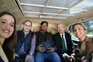 Kılı&ccedil;daroğlu'ndan otostop &ccedil;eken ODT&Uuml;'l&uuml; gen&ccedil;lere jest