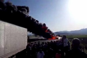 Yanan lastikler mazot tankerini alev topuna d&ouml;n&uuml;şt&uuml;rd&uuml;
