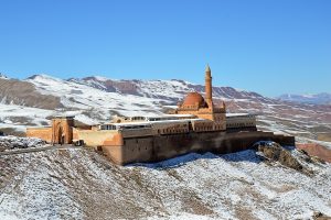 Tarihi İshakpaşa Sarayı nisanda gelinlik giydi