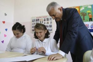 Yıldırım'dan g&ouml;rme engelli &ouml;ğrencilere ziyaret
