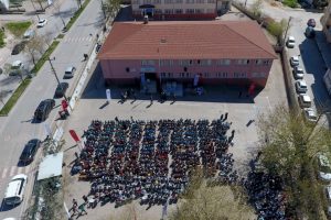 Bursa'da 1001 &ouml;ğrenci aynı anda kitap okudu
