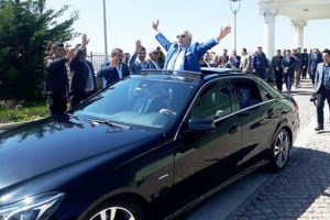 Emekli olan vali kentten b&ouml;yle uğurlandı