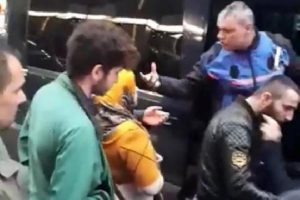 Satıcıyı g&ouml;t&uuml;rmek isteyen zabıtaya vatandaştan tepki!