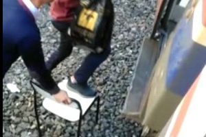 Perona yanaşamayan trene yolculardan sandalyeli &ccedil;&ouml;z&uuml;m