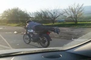 Motosikletli s&uuml;r&uuml;c&uuml;n&uuml;n tehlikeli yolculuğu