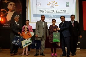 Bursa'da yarışmada birinci olan &ouml;ğrenciler &ouml;d&uuml;llendirildi