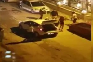 Travestilerin dip&ccedil;ikli ve sopalı kavgası kamerada