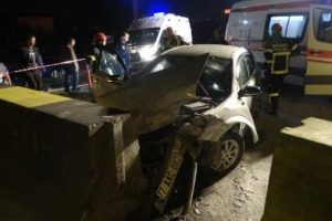 Otomobil bariyere &ccedil;arptı: 2 yaralı