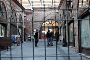 Bursa'da tarihi hanın tel &ouml;rg&uuml;yle kapatılan girişi a&ccedil;ıldı