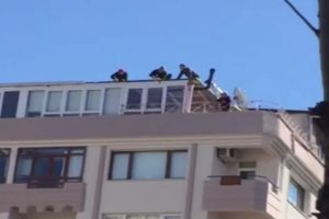 &Ccedil;atıda y&uuml;rekleri ağızlara getiren &ccedil;alışma