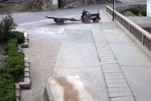 Trakt&ouml;r k&ouml;pr&uuml;den aşağı u&ccedil;tu!