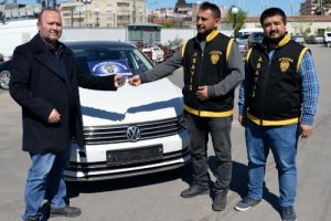 &Ccedil;aldığı otomobili kırık dikiz aynası ele verdi!