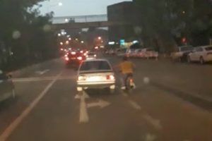 Otomobil s&uuml;r&uuml;c&uuml;s&uuml; arıza yapan motosikleti b&ouml;yle &ccedil;ekti