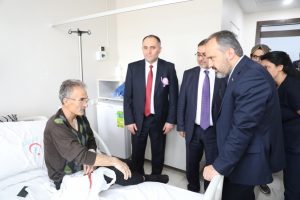 Bursa'da Aktaş'tan hastalara moral ziyareti