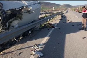 Kontrolden &ccedil;ıkan ara&ccedil; bariyerlere &ccedil;arptı: 1 &ouml;l&uuml;, 1 yaralı