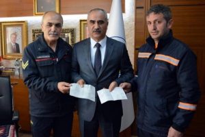 Belediye personelinden Mehmet&ccedil;iğe bağış