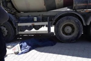 Beton mikserinin altında feci &ouml;l&uuml;m!