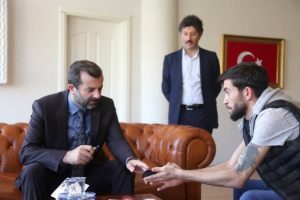 Bursa G&uuml;rsu Belediye Başkanı Işık G&uuml;rsuluları dinliyor