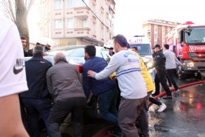 Otomobili kucaklayıp yoldan &ccedil;ektiler
