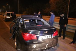 Otomobil tıra &ccedil;arptı: 1 &ouml;l&uuml;, 2 yaralı