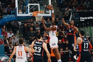 Anadolu Efes galibiyetle veda etti