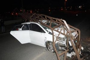 Otomobil &ccedil;arptığı elektrik direğinin altında kaldı: 3 yaralı