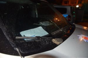 Polise taşlı ve sopalı saldırı: 1 polis yaralandı