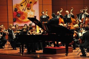 İngiliz Kraliyet Filarmoni Orkestrası T&uuml;rk bestesini icra etti