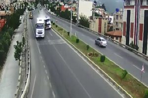 Trafik kazaları şehir kameralarına yakalandı