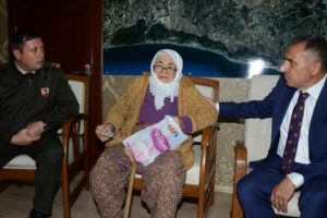 Biriktirdiği yaşlılık maaşını Mehmet&ccedil;ik Vakfı'na bağışladı