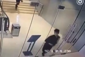 Cam kapıyı tuzla buz etti!