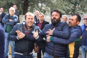 Aileler morg &ouml;n&uuml;nde sinir krizi ge&ccedil;irdi