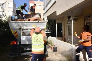 &Ouml;ğretmenin evinden 5 kamyon &ccedil;&ouml;p &ccedil;ıkarıldı!