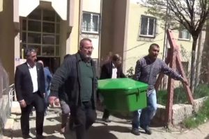 Uyuşturucu parası vermeyen annesini bı&ccedil;aklayarak &ouml;ld&uuml;rd&uuml;