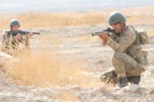 Kulp'ta &ccedil;atışma &ccedil;ıktı: 2 korucu yaralandı