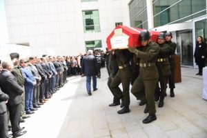 Kalp krizinden &ouml;len h&acirc;kim son yolculuğuna uğurlandı